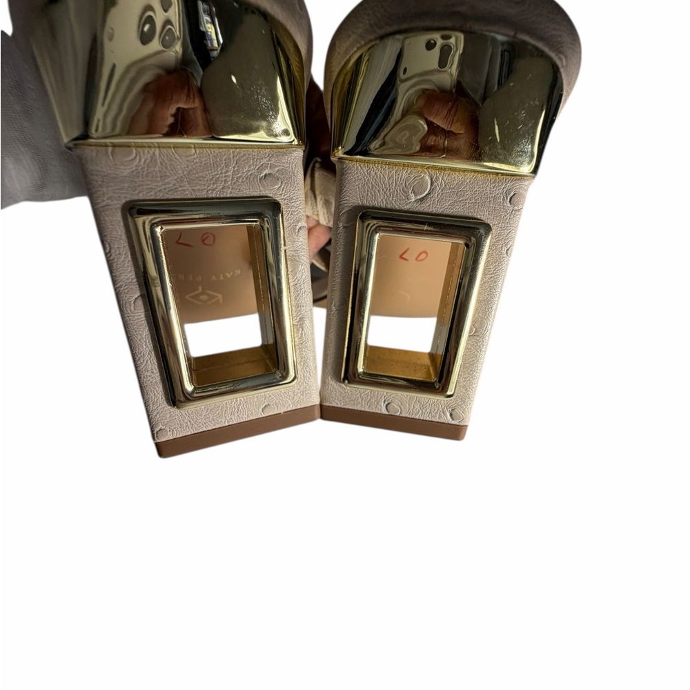 Katy Perry The Hollow Block Heeled Sandals in Beige with Gold Accent Sz 7 - Picture 9 of 11